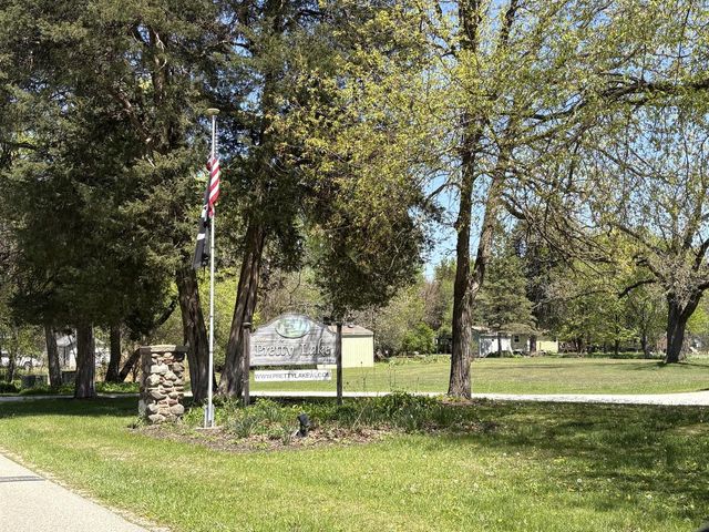 W376S4887 E Pretty Lake ROAD, Dousman, WI 53118