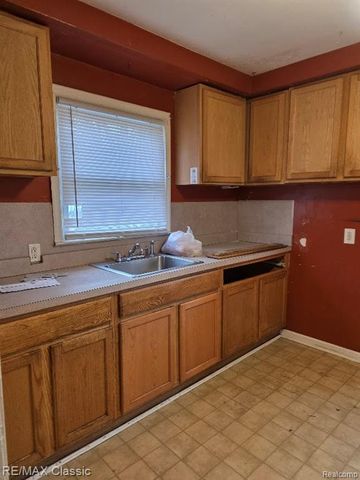 2124 Harwood Avenue, Royal Oak, MI 48067