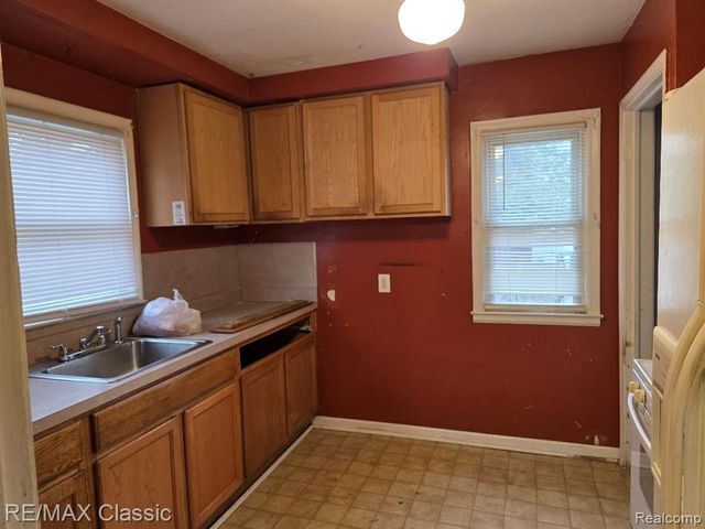 2124 Harwood Avenue, Royal Oak, MI 48067