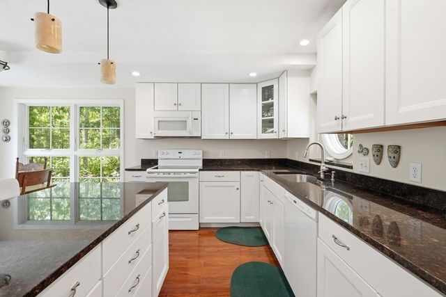 202 Quaker Rd, Falmouth, MA 02540
