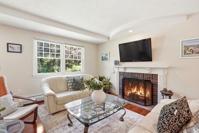 202 Quaker Rd, Falmouth, MA 02540
