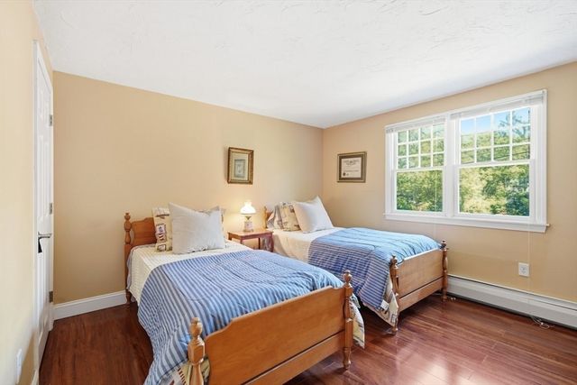 202 Quaker Rd, Falmouth, MA 02540