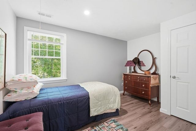 202 Quaker Rd, Falmouth, MA 02540
