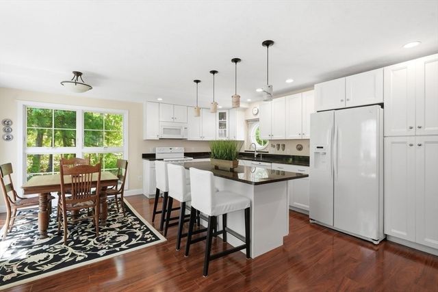 202 Quaker Rd, Falmouth, MA 02540