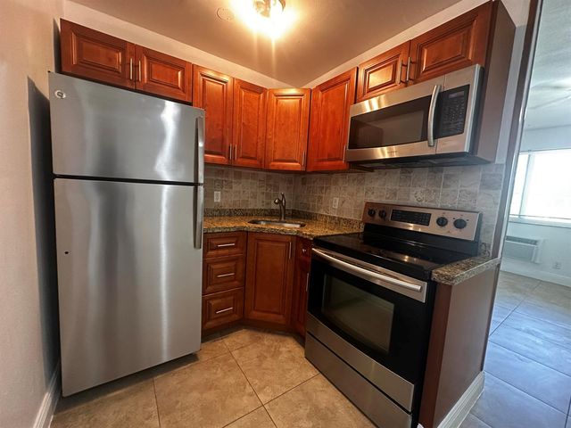 2000 NE 17TH Street 2, Fort Lauderdale, FL 33305