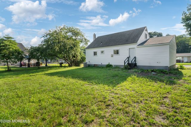 33 Glen Road, Howell, NJ 07731