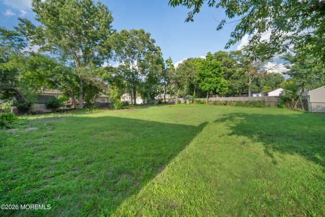33 Glen Road, Howell, NJ 07731