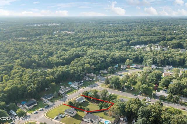 33 Glen Road, Howell, NJ 07731