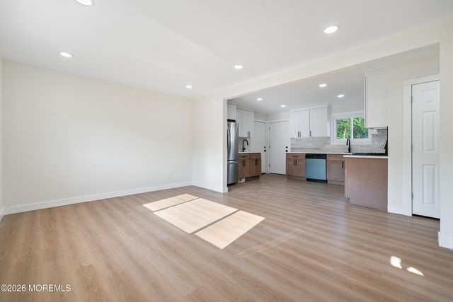 33 Glen Road, Howell, NJ 07731