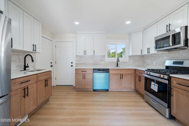 33 Glen Road, Howell, NJ 07731