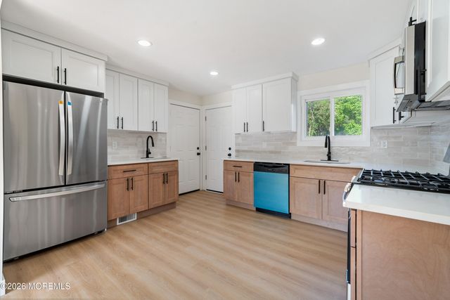 33 Glen Road, Howell, NJ 07731