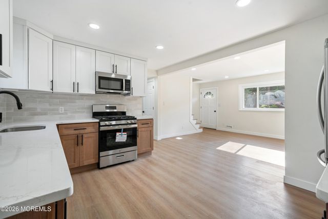 33 Glen Road, Howell, NJ 07731