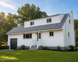 33 Glen Road, Howell, NJ 07731