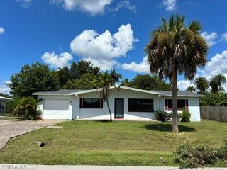 913 Entrada DR N, Fort Myers, FL 33919