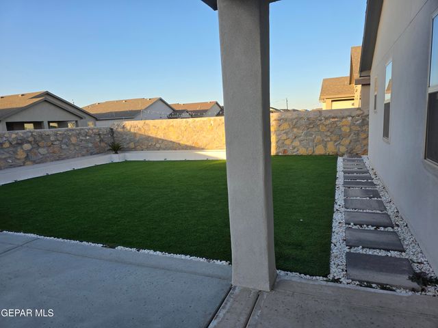 429 SOLEIL Road, Socorro, TX 79927