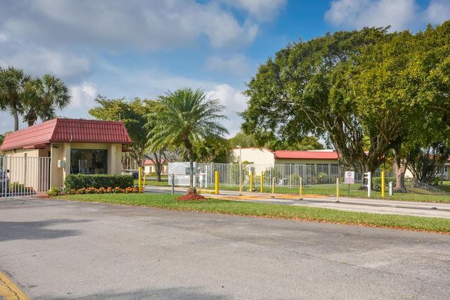 156 LAKE EVELYN Drive, West Palm Beach, FL 33411