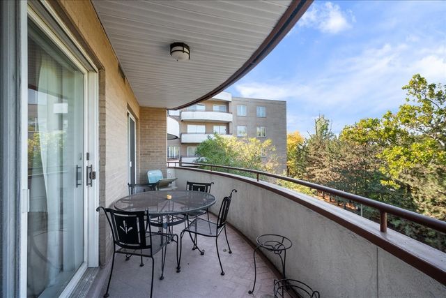 6400 N Cicero Avenue 410, Lincolnwood, IL 60712