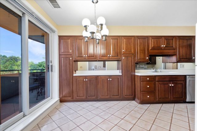 6400 N Cicero Avenue 410, Lincolnwood, IL 60712