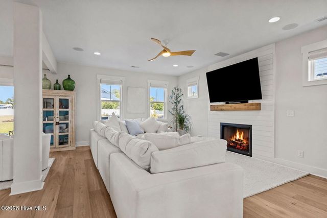 217 Coastline Circle, Swansboro, NC 28584