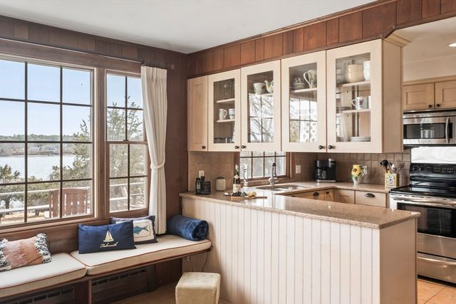 94 Weaver Lane, Tisbury, MA 02568