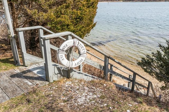 94 Weaver Lane, Tisbury, MA 02568