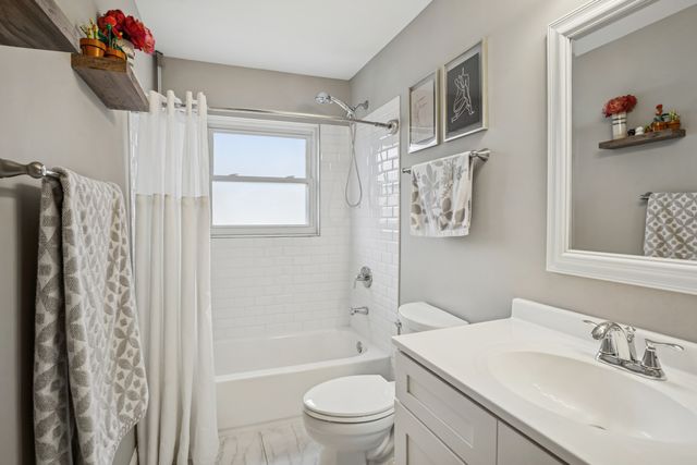 988 Cooper Court, Elk Grove Village, IL 60007