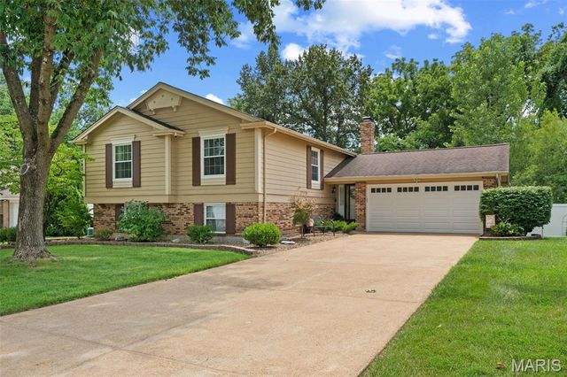 61 Crescent Hills Drive, St Peters, MO 63376