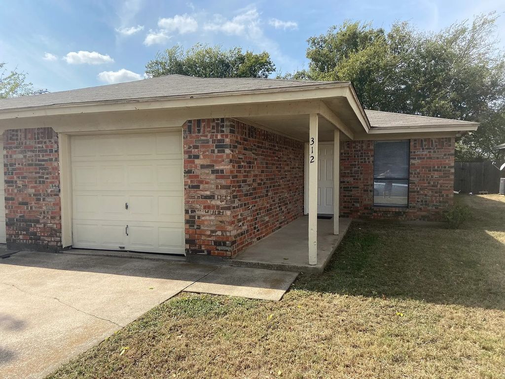 312 Briar Circle W, Crowley, TX 76036