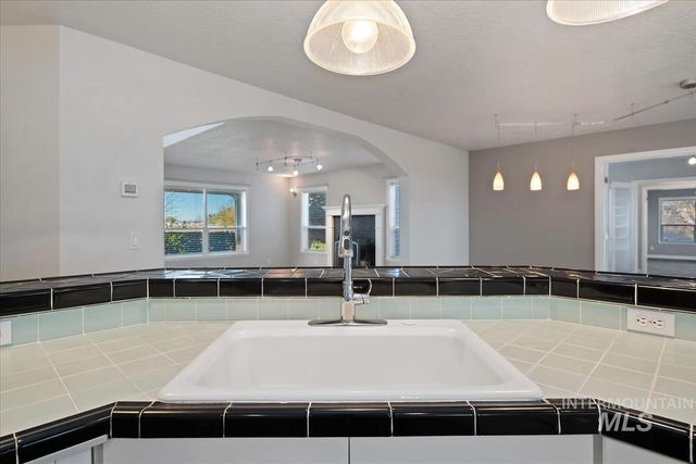 6129 Ustick Rd, Nampa, ID 83687