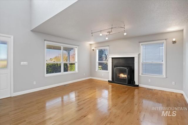 6129 Ustick Rd, Nampa, ID 83687