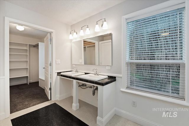 6129 Ustick Rd, Nampa, ID 83687