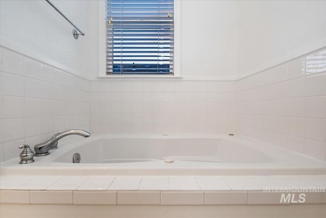 6129 Ustick Rd, Nampa, ID 83687