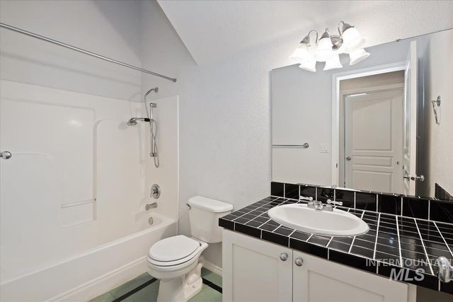 6129 Ustick Rd, Nampa, ID 83687