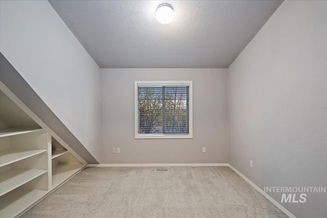 6129 Ustick Rd, Nampa, ID 83687