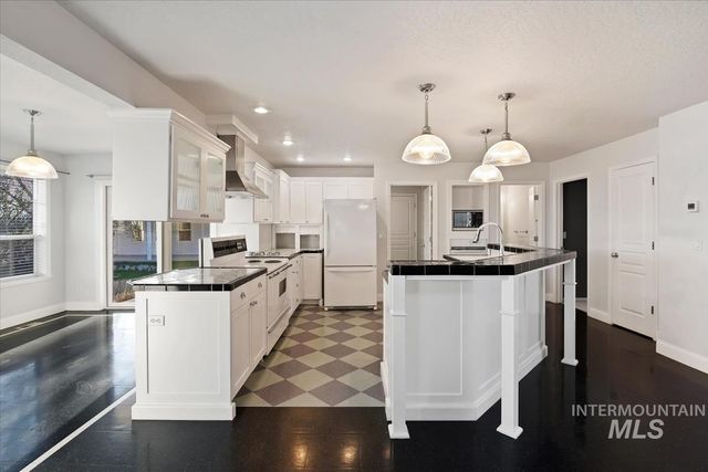 6129 Ustick Rd, Nampa, ID 83687