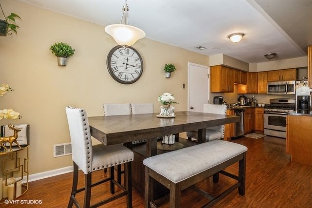 1797 Queensbury Circle, Hoffman Estates, IL 60169