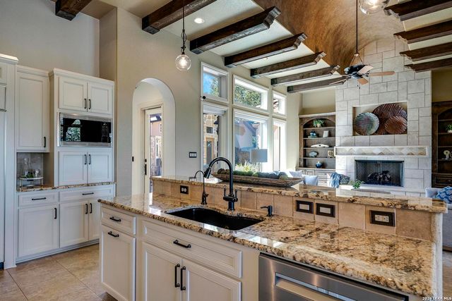 586 Clubs Drive, Boerne, TX 78006