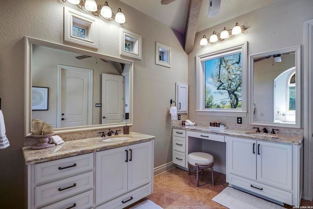 586 Clubs Drive, Boerne, TX 78006