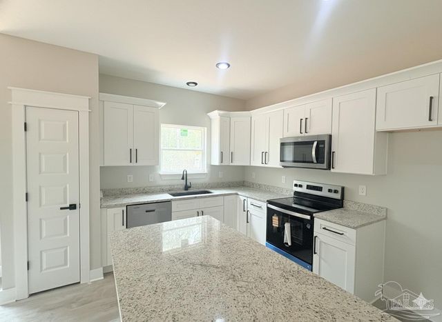 2936 N 14th Ave, Milton, FL 32583