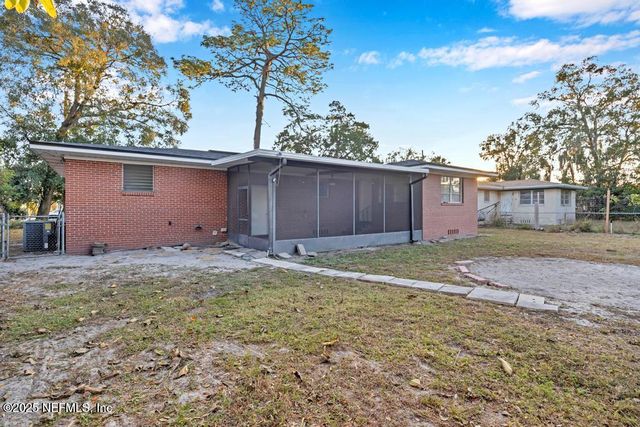 8559 LAMANTO Avenue N, Jacksonville, FL 32211