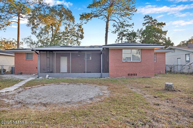 8559 LAMANTO Avenue N, Jacksonville, FL 32211