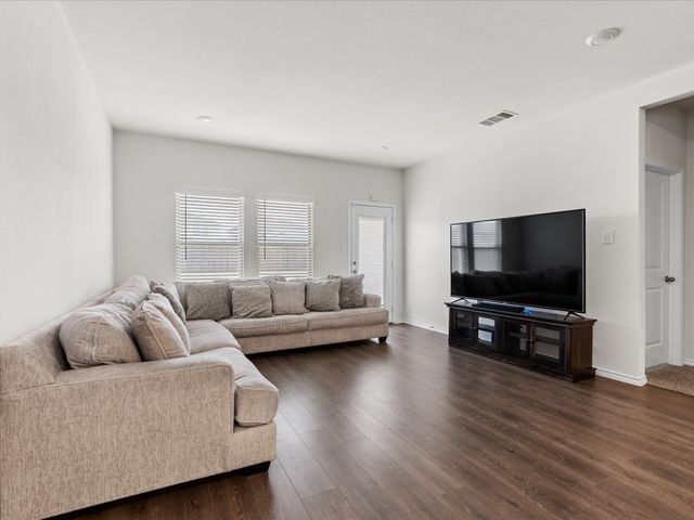 1041 Old Oaks Drive, Forney, TX 75126