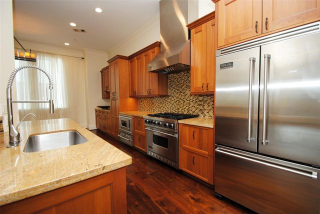 302 Calle Sevilla Place, Houston, TX 77007