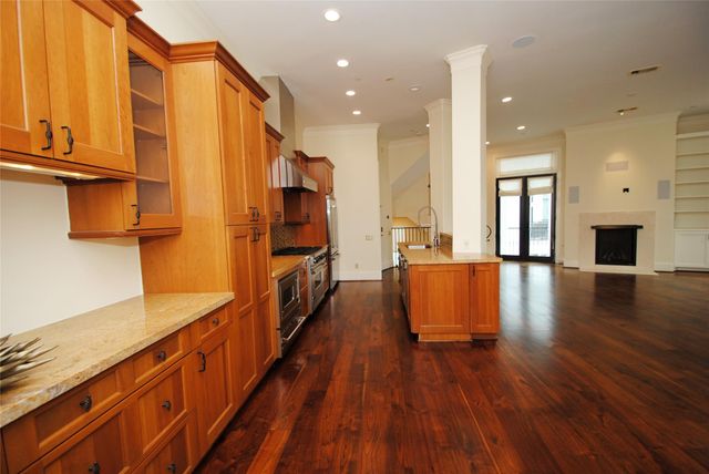 302 Calle Sevilla Place, Houston, TX 77007