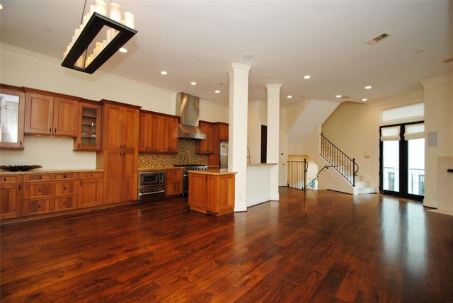 302 Calle Sevilla Place, Houston, TX 77007