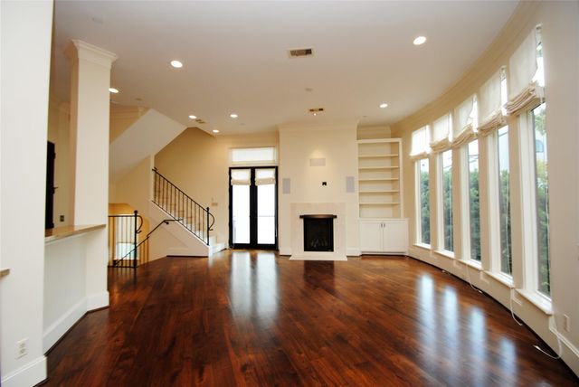 302 Calle Sevilla Place, Houston, TX 77007