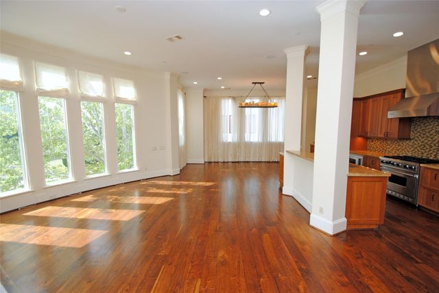 302 Calle Sevilla Place, Houston, TX 77007