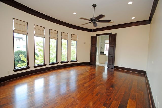 302 Calle Sevilla Place, Houston, TX 77007