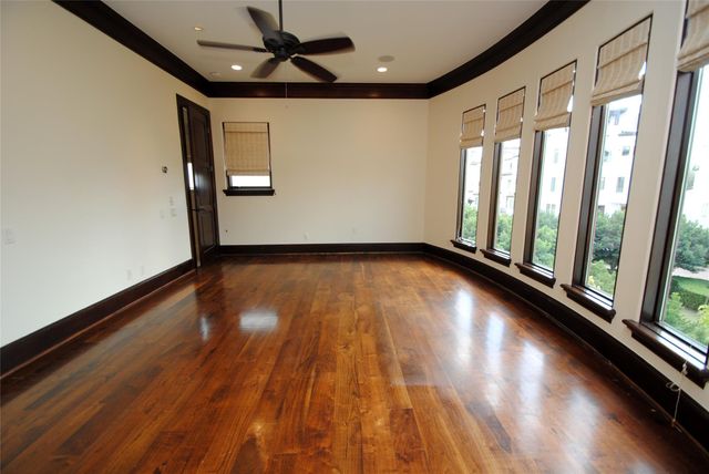 302 Calle Sevilla Place, Houston, TX 77007