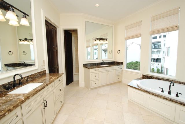 302 Calle Sevilla Place, Houston, TX 77007